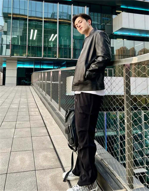 디올 B23 하이 디올 오블리크 캔버스 화이트 & 블랙 3SH118YJP_H069 photo review