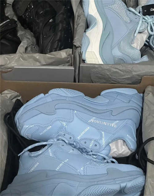 발렌시아가 트리플 S 스니커즈 올오버 로고 라일락 524039W2FA15510 photo review