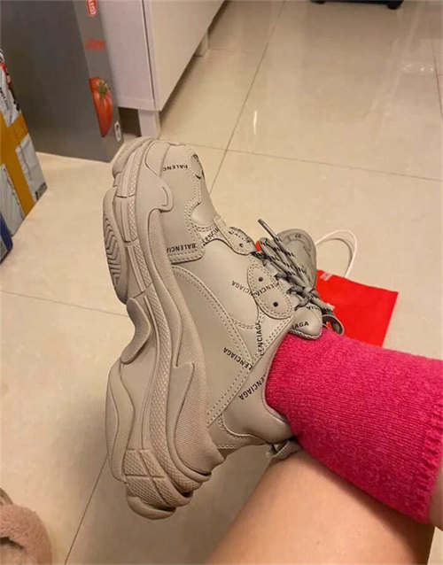 발렌시아가 트리플 S 스니커즈 올오버 로고 라일락 524039W2FA15510 photo review