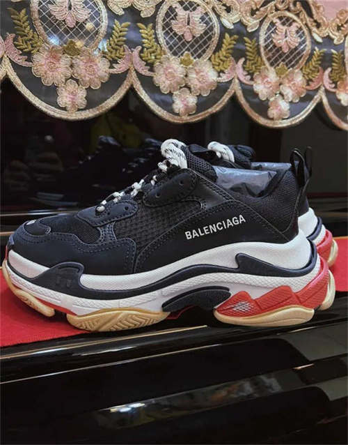 발렌시아가 트리플 S 트레이너 블랙 레드 2018 533882W09O11000 photo review