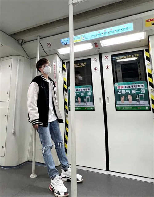 발렌시아가 트리플 S 스니커즈 화이트 블랙 레드 2021 533882W09OM9000 photo review