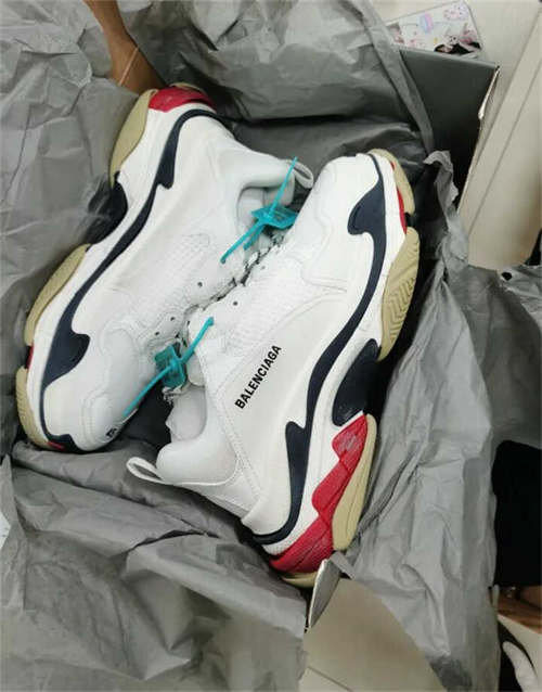 발렌시아가 트리플 S 스니커즈 화이트 블랙 레드 2021 533882W09OM9000 photo review