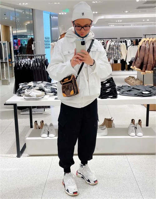 발렌시아가 트리플 S 스니커즈 화이트 블랙 레드 2021 533882W09OM9000 photo review