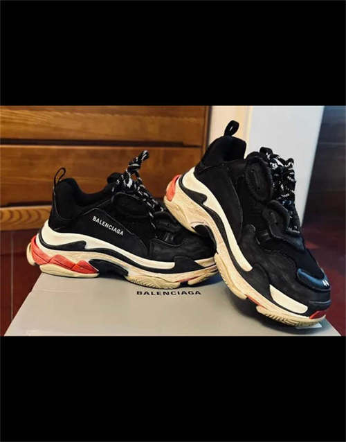 발렌시아가 트리플 S 스니커즈 블랙 레드 2022 533882W3CS11061 photo review