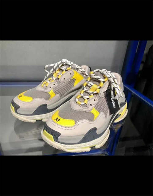 발렌시아가 트리플 S 스니커즈 블랙 레드 2022 533882W3CS11061 photo review