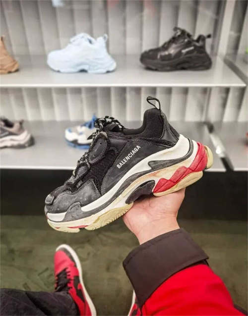 발렌시아가 트리플 S 스니커즈 블랙 레드 2022 533882W3CS11061 photo review