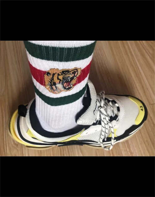 발렌시아가 트리플 S 스니커즈 블랙 레드 2022 533882W3CS11061 photo review