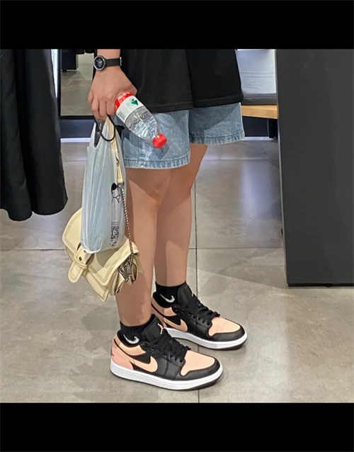 조던 1 로우 크림슨 틴트 553558-034 photo review