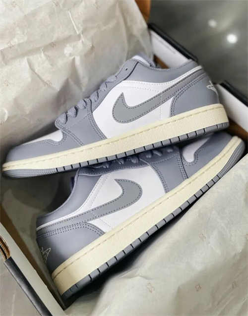 조던 1 로우 스텔스 앤 화이트 553558-053 photo review