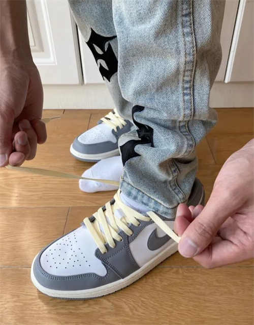 조던 1 로우 스텔스 앤 화이트 553558-053 photo review