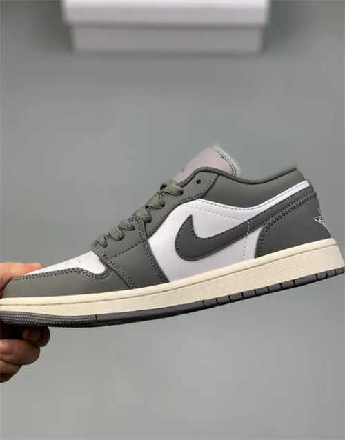 조던 1 로우 스텔스 앤 화이트 553558-053 photo review