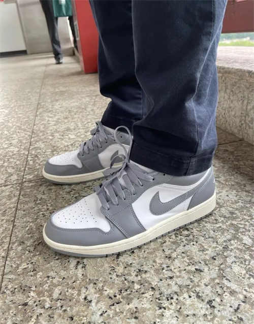 조던 1 로우 스텔스 앤 화이트 553558-053 photo review