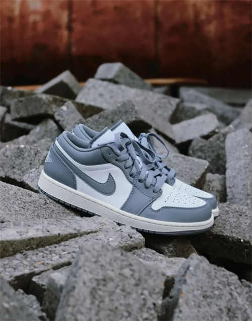 조던 1 로우 스텔스 앤 화이트 553558-053 photo review