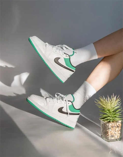 조던 1 로우 옵시디언 엠버 글로우 553558-481 photo review