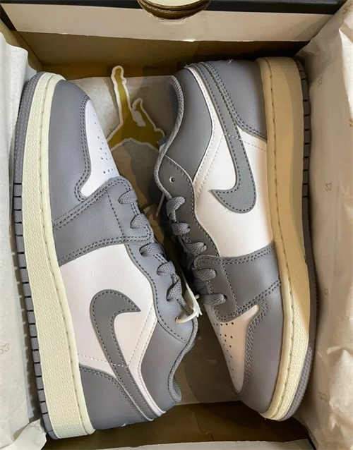 조던 1 로우 스텔스 앤 화이트 553560-053 photo review