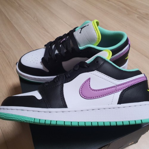 조던 1 로우 그린 글로우 퍼플 샥 553560-151 photo review