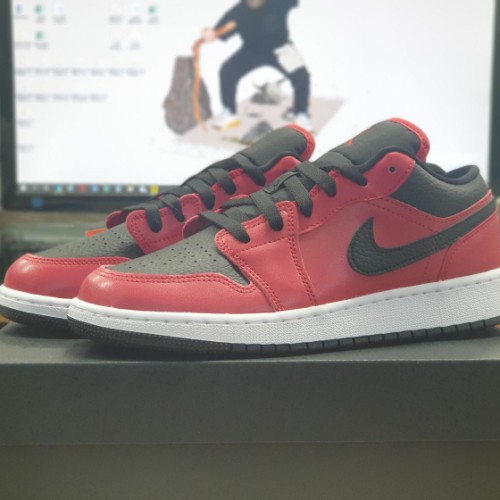 조던 1 로우 짐레드 블랙 553560-605 photo review