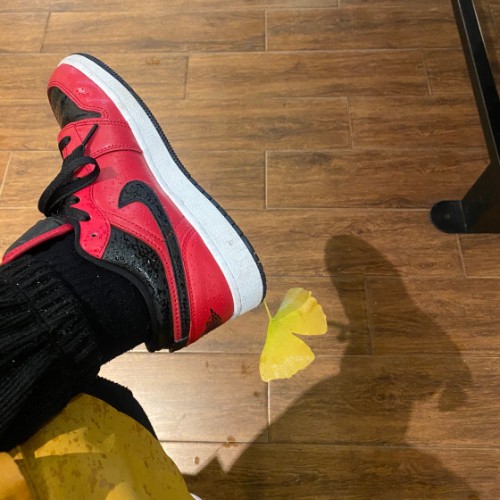 조던 1 로우 짐레드 블랙 553560-605 photo review