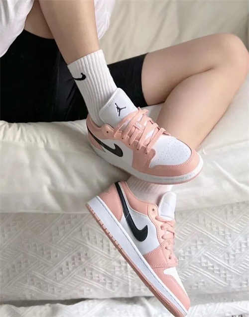 조던 1 로우 라이트 아크틱 핑크 553560-800 photo review