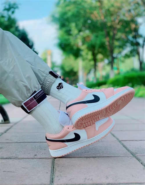 조던 1 로우 라이트 아크틱 핑크 553560-800 photo review