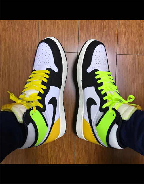 조던 1 레트로 하이 OG 볼트 골드 555088-118 photo review