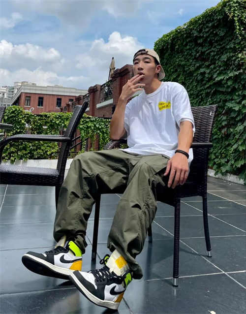 조던 1 레트로 하이 OG 볼트 골드 555088-118 photo review