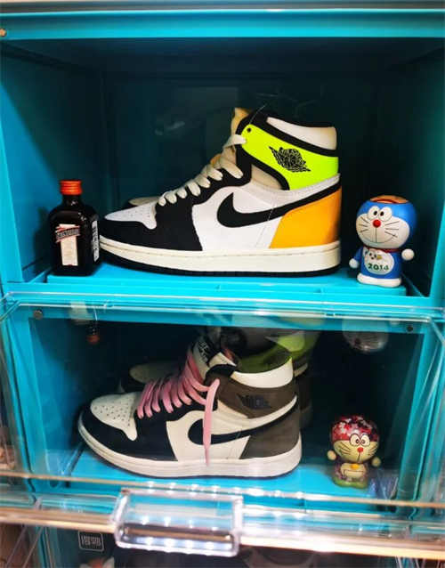 조던 1 레트로 하이 OG 볼트 골드 555088-118 photo review