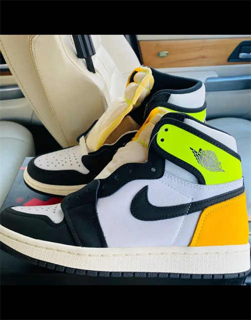 조던 1 레트로 하이 OG 볼트 골드 555088-118 photo review