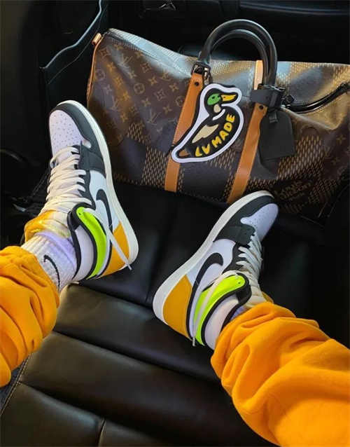 조던 1 레트로 하이 OG 볼트 골드 555088-118 photo review