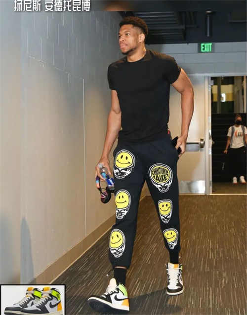 조던 1 레트로 하이 OG 볼트 골드 555088-118 photo review