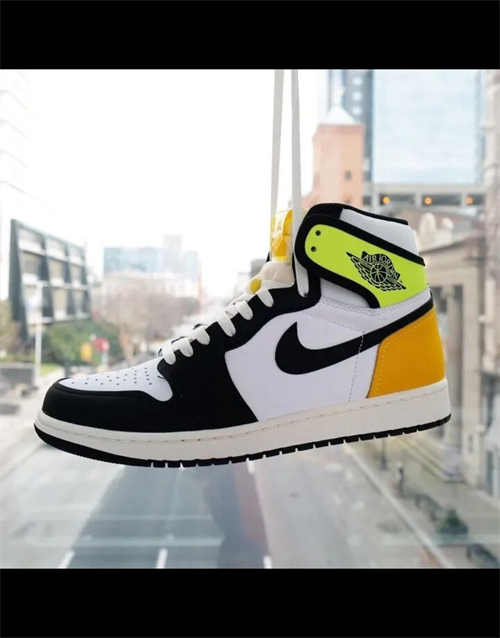 조던 1 레트로 하이 OG 볼트 골드 555088-118 photo review