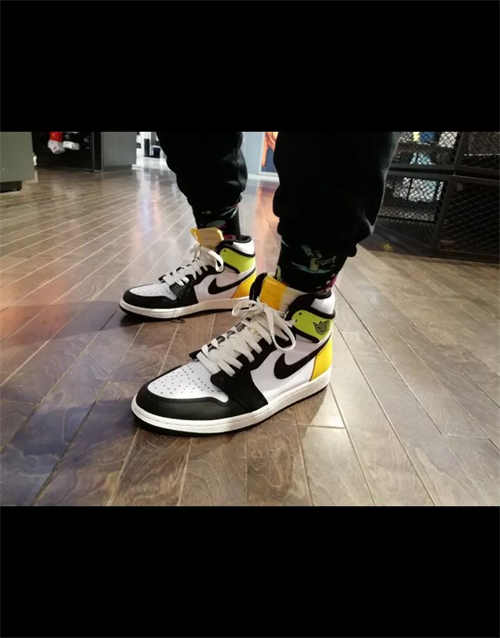 조던 1 레트로 하이 OG 볼트 골드 555088-118 photo review