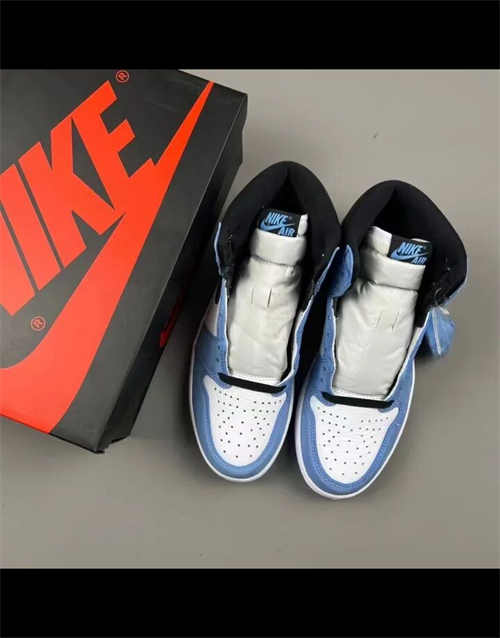 조던 1 레트로 하이 OG 유니버시티 블루 555088-134 photo review