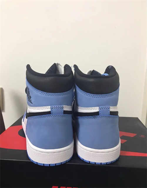 조던 1 레트로 하이 OG 유니버시티 블루 555088-134 photo review