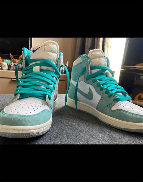 조던 1 레트로 하이 OG 유니버시티 블루 555088-134 photo review