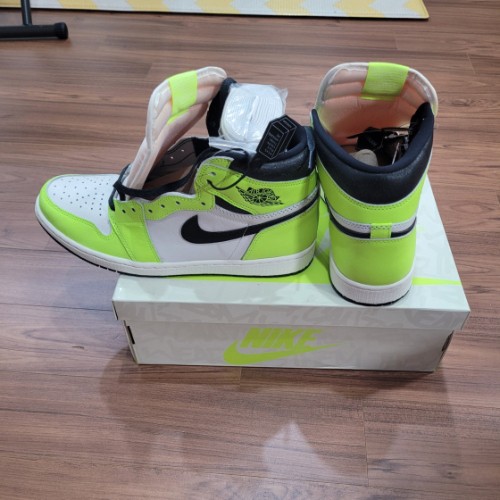 조던 1 레트로 하이 OG 볼트 555088-702 photo review