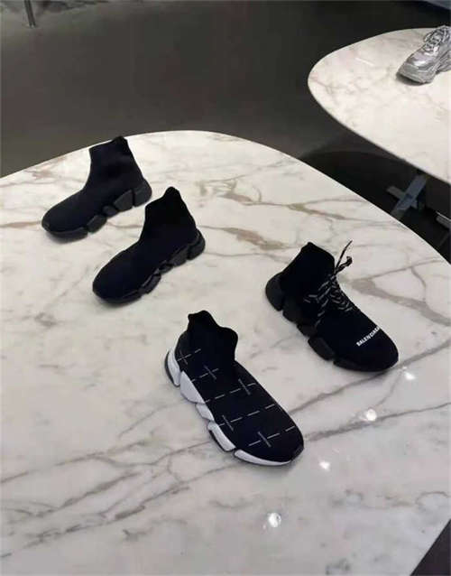 발렌시아가 스피드 트레이너 그래피티 솔 블랙 화이트 605942W2DB71015 photo review