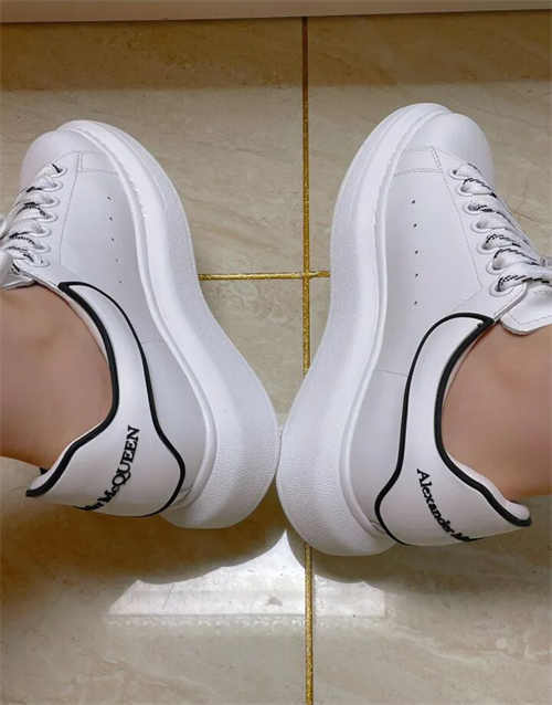 알렉산더 맥퀸 오버사이즈드 스니커즈 화이트 블랙 621056WHXMT9074 photo review