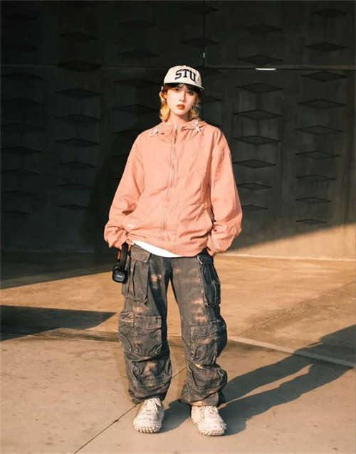 발렌시아가 디펜더 스니커즈 베이지 685611W2RA69700 photo review