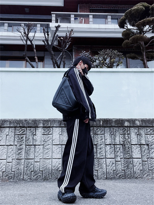 발렌시아가 디펜더 스니커즈 블랙 685613W2RA61000 photo review