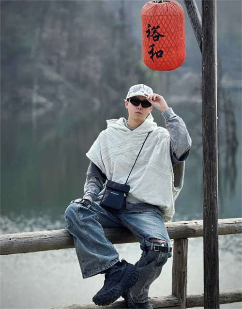 발렌시아가 디펜더 스니커즈 블랙 685613W2RA61000 photo review
