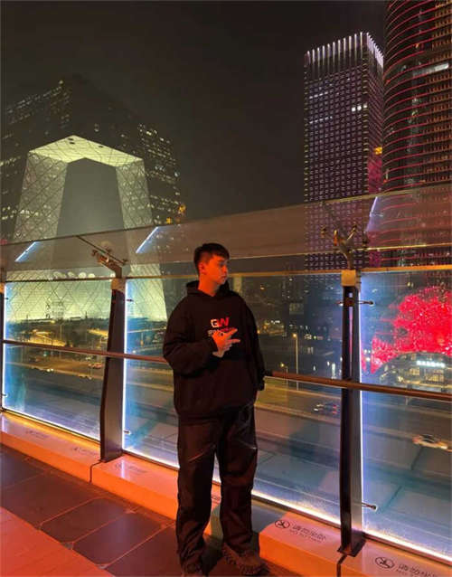 발렌시아가 디펜더 스니커즈 블랙 685613W2RA61000 photo review
