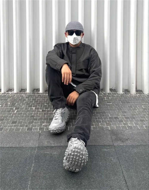 발렌시아가 디펜더 스니커즈 그레이 실버 685613W2RA61200 photo review