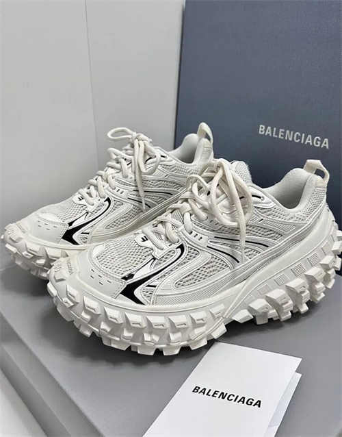 발렌시아가 디펜더 원 아웃 스니커즈 베이지 685613W2RAF9700 photo review