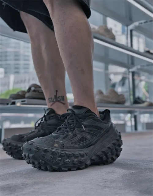 발렌시아가 디펜더 원 아웃 스니커즈 베이지 685613W2RAF9700 photo review