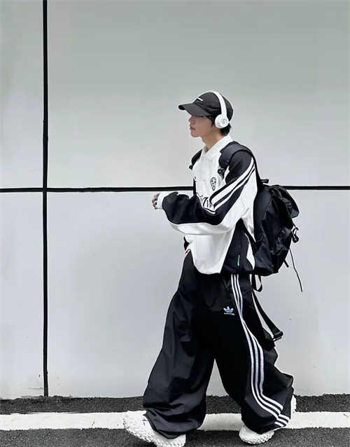 발렌시아가 디펜더 원 아웃 스니커즈 베이지 685613W2RAF9700 photo review