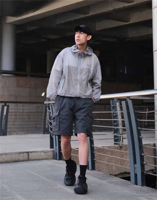 발렌시아가 디펜더 원 아웃 스니커즈 베이지 685613W2RAF9700 photo review