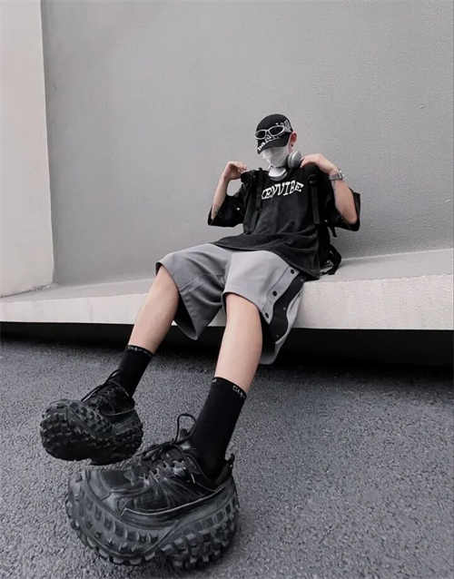 발렌시아가 디펜더 원 아웃 스니커즈 베이지 685613W2RAF9700 photo review