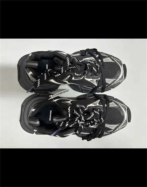 발렌시아가 3XL 스니커즈 블랙 화이트 734734W3XL11090 photo review