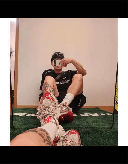 발렌시아가 3XL 스니커즈 원 아웃 화이트 레드 734734W3XL79060 photo review